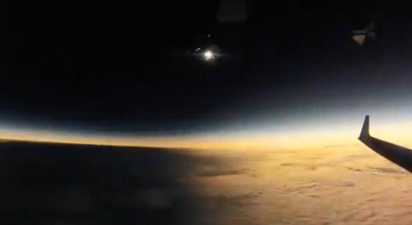 Valaki egy repülőről videózta le a napfogyatkozást