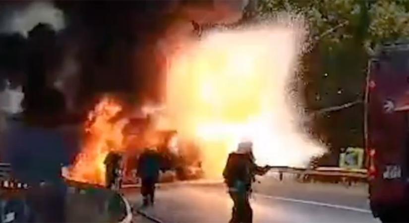Videóra vették egy lángoló daruskocsi robbanását az M0-s lehajtóján
