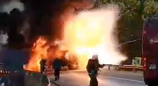Durva képsorok: videón, ahogy berobban egy lángoló daruskocsi az M0-s lehajtóján