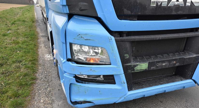 Vasúti sorompót tört le egy kamion Jánosházánál