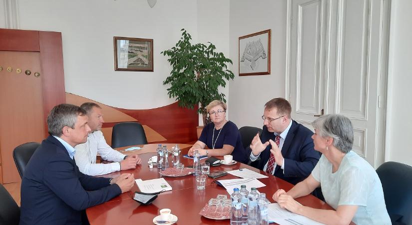 A Szlovák Posta vezetésével tárgyalt Komárom képviselete az őrsújfalui postafiók ügyében