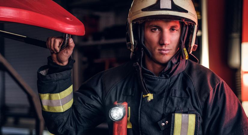 Berobbant a lángoló daruskocsi mentés közben: a tűzoltók arca szinte meg se rezzent - Videó