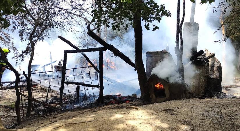 Helyszíni fotók: porig égtek a házak Annavölgyön