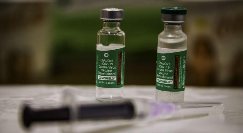 Összekeverték az AstraZeneca és a Johnson & Johnson vakcina összetevőjét, most több tízmillió oltást nem tudnak felhasználni