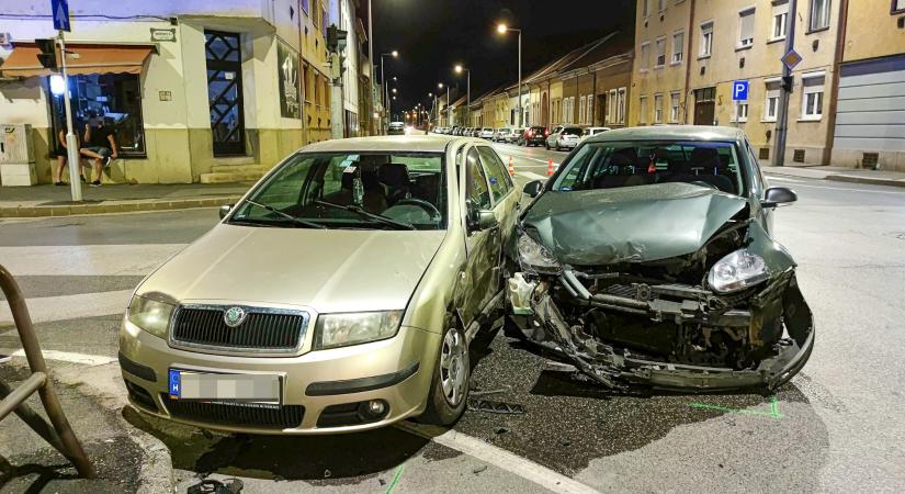 Csúnyán összetört két autó péntek éjjel Szombathelyen