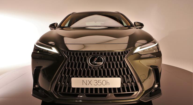 Modernebb és hibridebb – Ültünk az új Lexus NX-ben!
