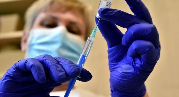 Iránban már oltanak a saját fejlesztésű vakcinájukkal