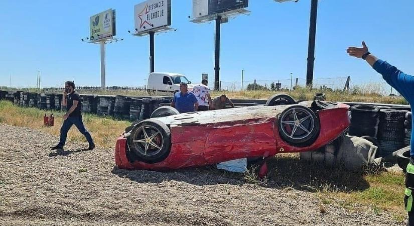 Nézni is fáj, mi történt ezzel a Ferrari 458-cal
