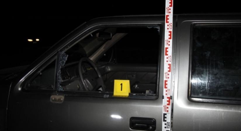 Őrjöngő 20 éves vert szét egy autót Tatabányán – a helyszínen elkapták (képek)