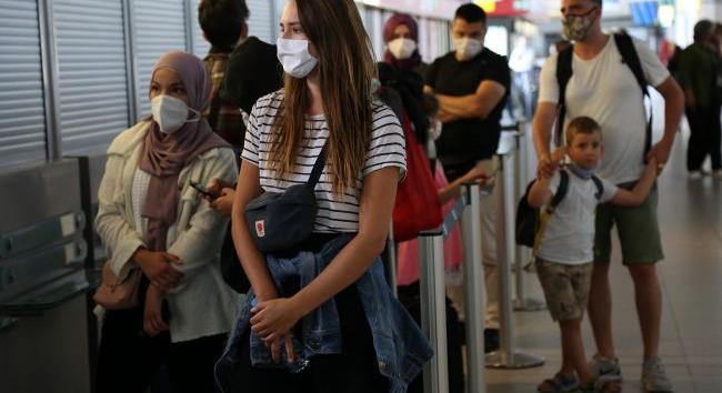 Az Egyesült Államok engedélyezi, hogy az utazók ne viseljenek védőmaszkot a repülőtereken és a vasútállomásokon
