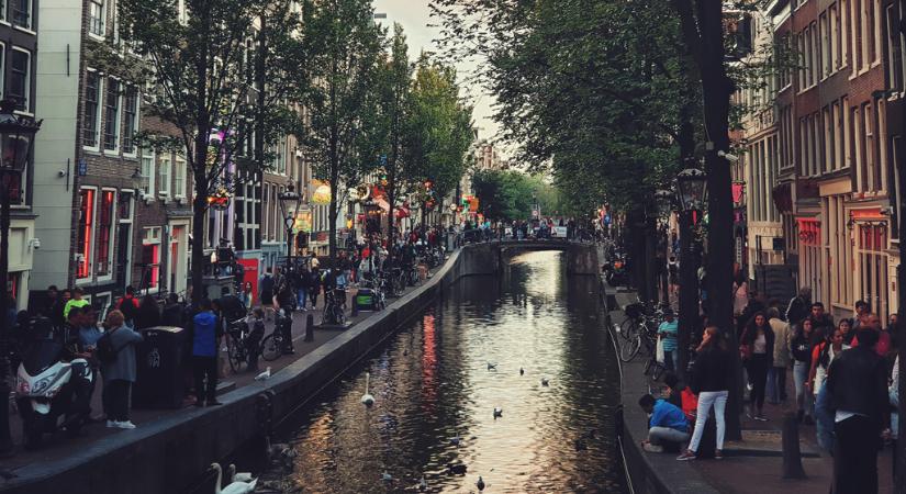 Amszterdam bekeményít, szabályozza a turistákat