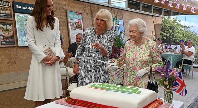 Videó: Erzsébet királynő egy karddal kezdett neki egy torta szeletelésének