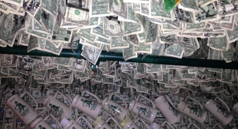 Kétmillió dollár értékű bankjeggyel dekorálták ki a kocsmát