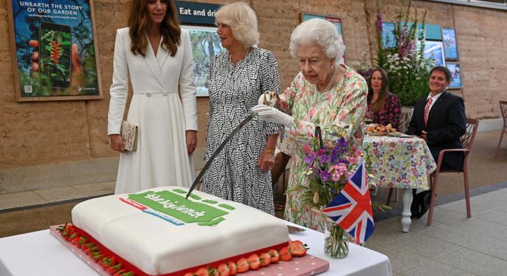 Videón, ahogy Erzsébet királyné kés helyett egy hatalmas karddal vágja fel a tortát