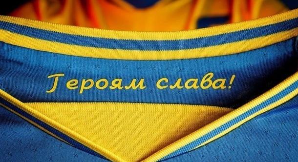 Három ukrajnai nagykövetség diplomatái vették magukra szolidaritásból az ukrán labdarúgó-válogatott új mezét