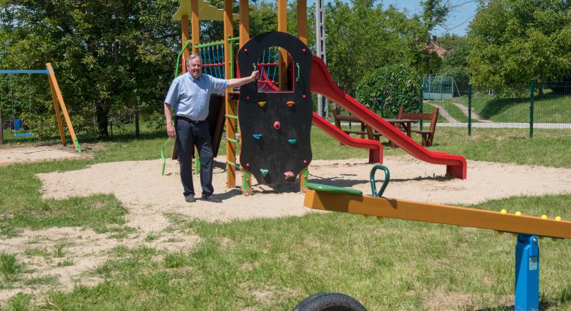 Gyerekzsivajtól lesz hangos Nógrád megye: korszerű játszótereken tölthetik a szünidőt a kicsik