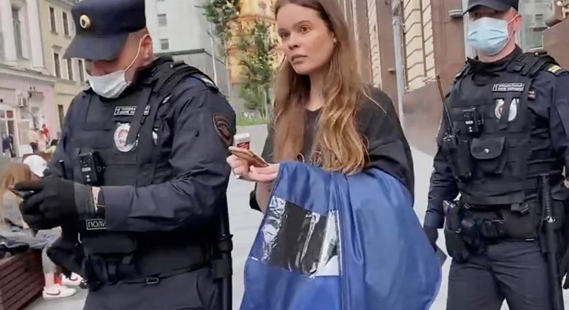 Cigizés miatt tartóztatták le a Pussy Riot egyik tagját Moszkvában