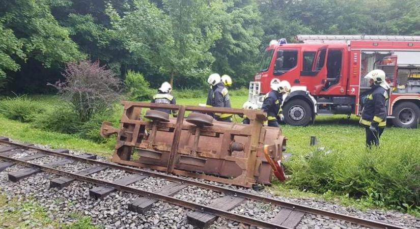 Felborult egy vasúti csille Gödöllőn, egy gyerek beszorult a szerelvény alá