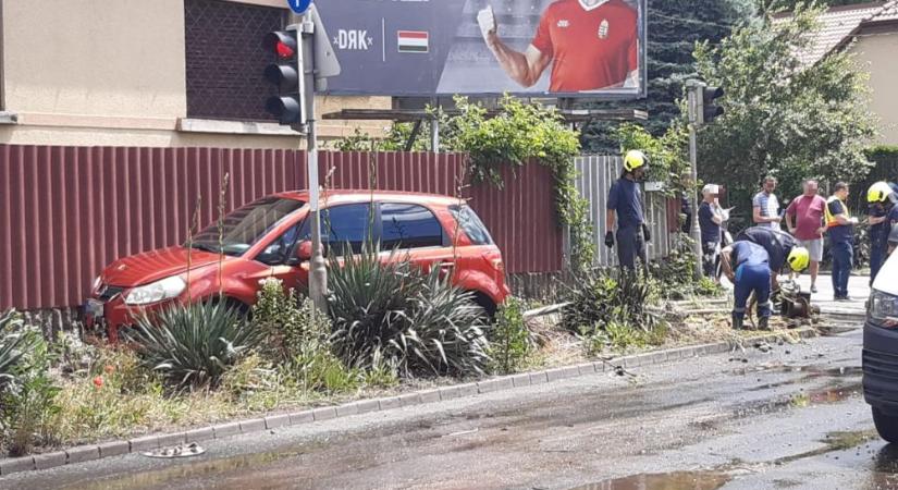 Letarolta a tűzcsapot egy Suzuki Budapesten: folyóvá változott a Csapó utca