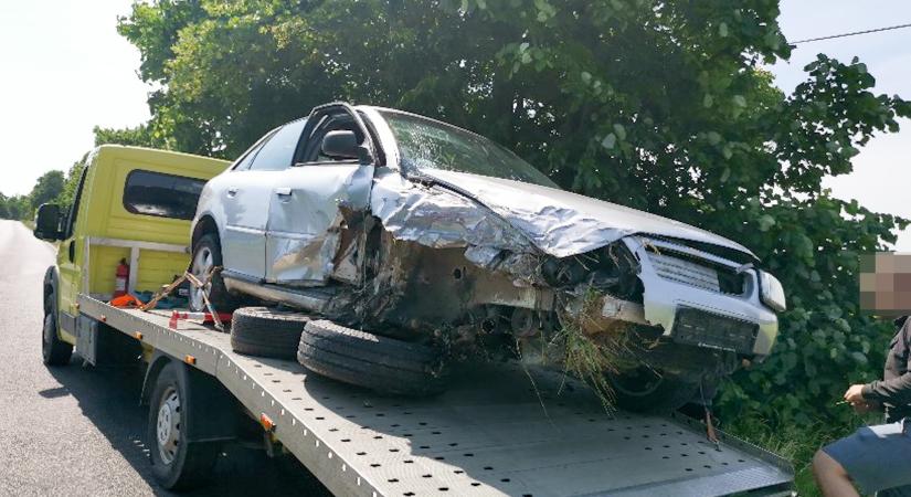 Elaludt a sofőr, balesetet okozott Hegyhátsál közelében