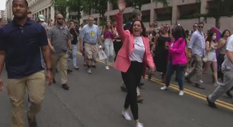 Így vonult a washingtoni Pride-on az Egyesült Államok alelnöke – videó!