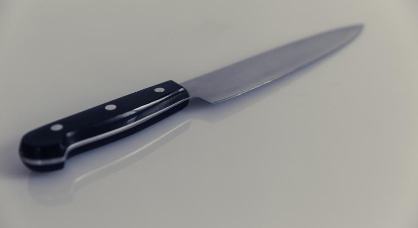 Disznósokkolóval és késsel a támadt a feleségére egy férfi Piliscsabán