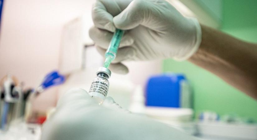 Az EMA szakértője szerint most már mindenkit mRNS-vakcinával kéne oltani