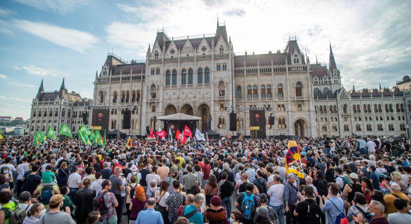 Orbánék ellen tüntetnek ma a Parlament előtt, több ezer embert várnak a szevezők