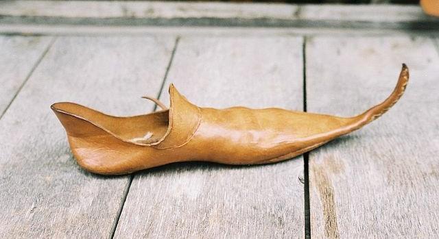 A lábak deformálódásához vezethettek a középkorban divatos hosszú orrú cipők
