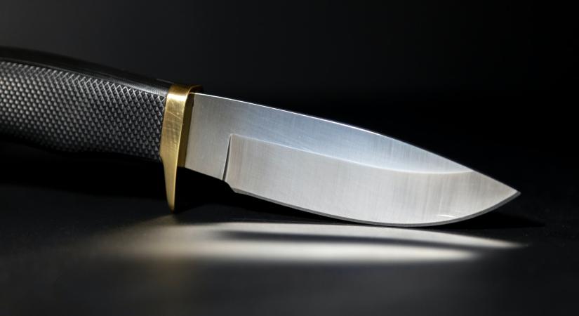 Disznósokkolóval és késsel akarta meggyilkolni feleségét egy férfi