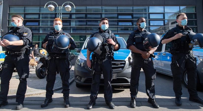 Gyűlöletkető üzenetváltások miatt áll a bál a frankfurti rendőrségen
