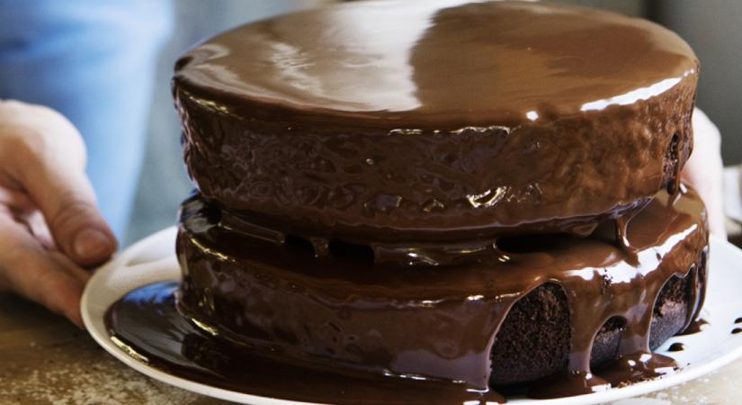 Lehull a lepel – így készül az ikonikus vegán fudge cake
