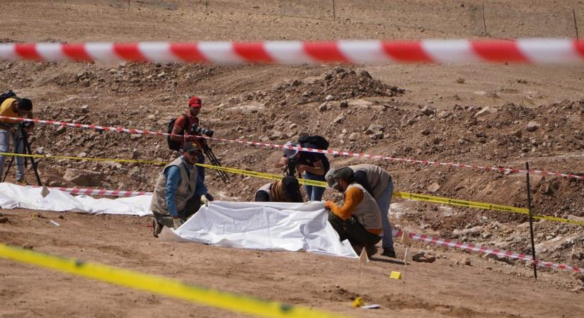 Az Iszlám Állam egyik legnagyobb tömeggyilkosságának áldozataira bukkantak egy tömegsírban