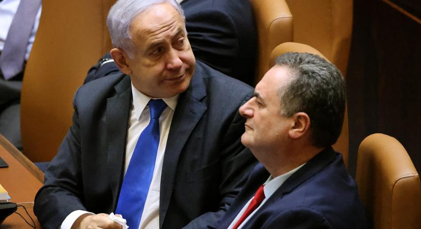 Netanjahu megszokásból visszaült a miniszterelnöki székbe