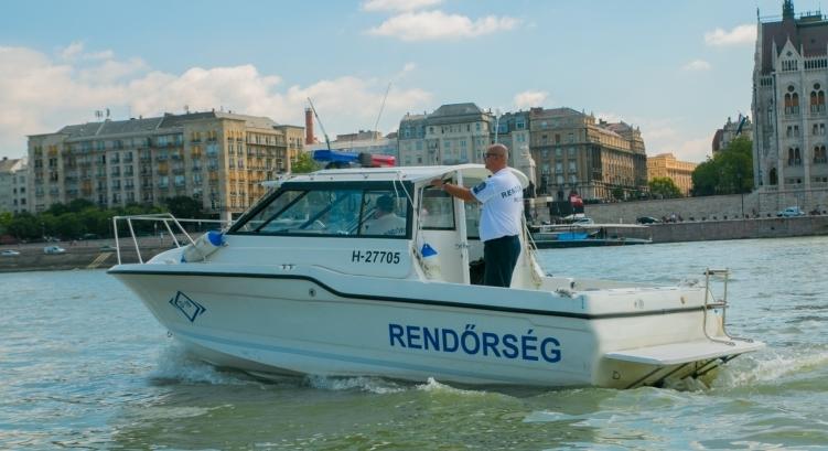 A Dunában sodródott egy szarvas Budapesten, a vízirendőrök segítettek neki partra jutni