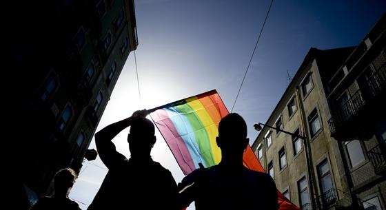 Tüntetnek a Kossuth téren a homofóbtörvény ellen