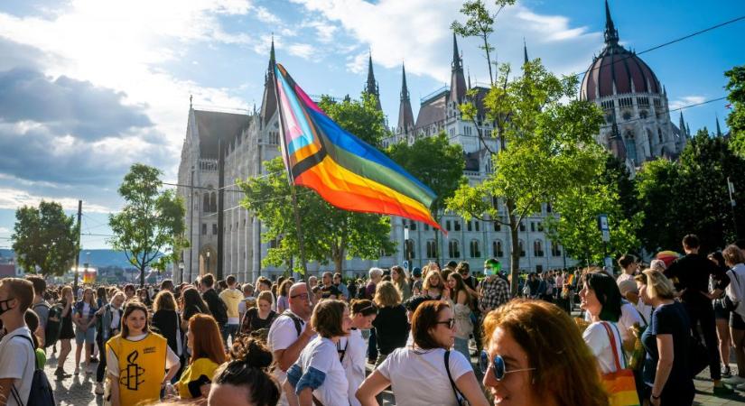 Gyűlik a tömeg a Kossuth téren, hogy tiltakozzanak a kormány homofób pedofil törvénye ellen