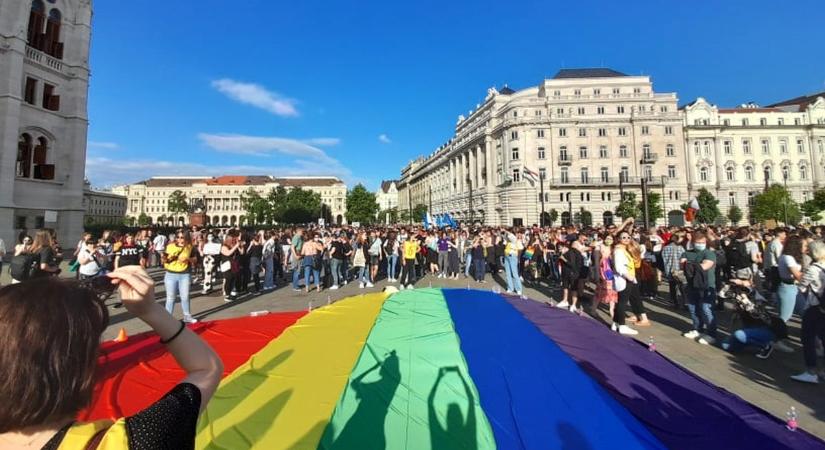 Tüntetnek a Fidesz homofób törvényjavaslata ellen