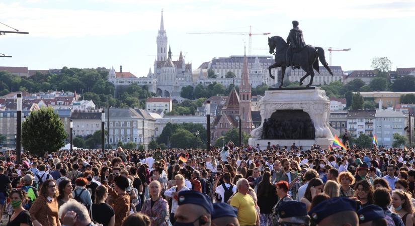 A pedofiltörvény homofób módosítása ellen tüntetnek Budapesten