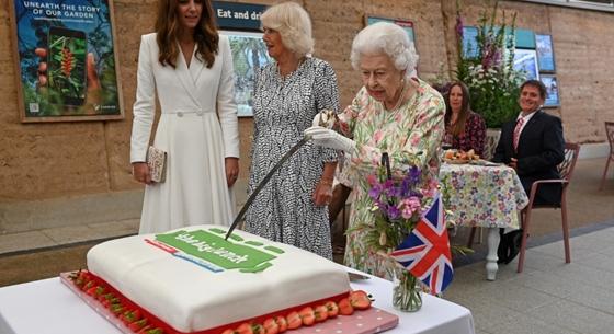 II. Erzsébet királynőnek nincs szüksége késre, karddal is megoldja a tortaszeletelést