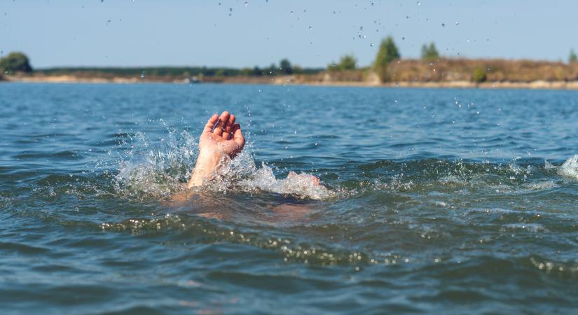 Két fuldokló segítségére sietett a férfi, mindhárman a vízbe fulladtak