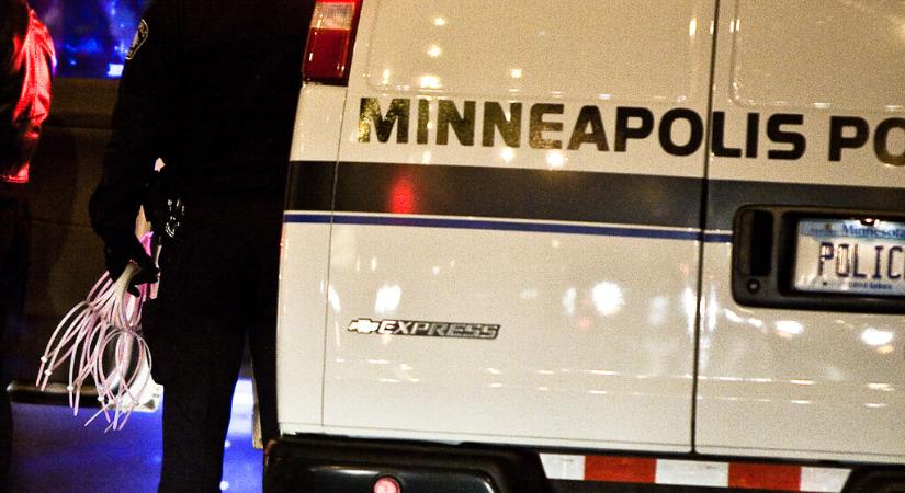 Egy nő életét vesztette, amikor tüntetők közé hajtott egy autós Minneapolisban