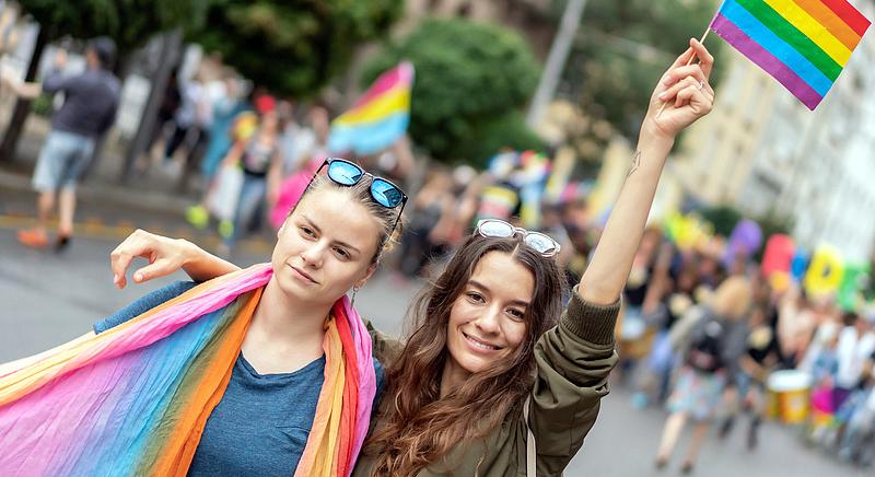 Többezres tüntetés a Kossuth téren a homofóbtörvény ellen