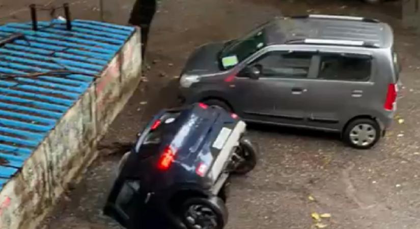 Így néz ki, amikor Mumbaiban egy autó befigyel a talajszint alá
