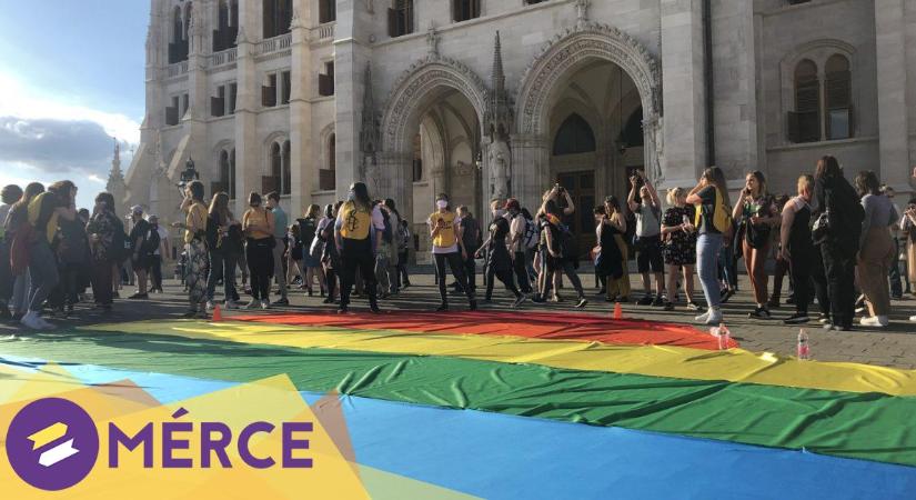 Hétfő este szivárványba borult a Kossuth tér a homofób módosító javaslat ellen
