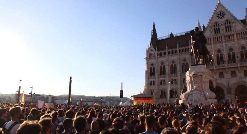 Tízezres tömeg tiltakozott a homofób törvénymódosítás ellen a Parlamentnél – fotókon a tüntetés