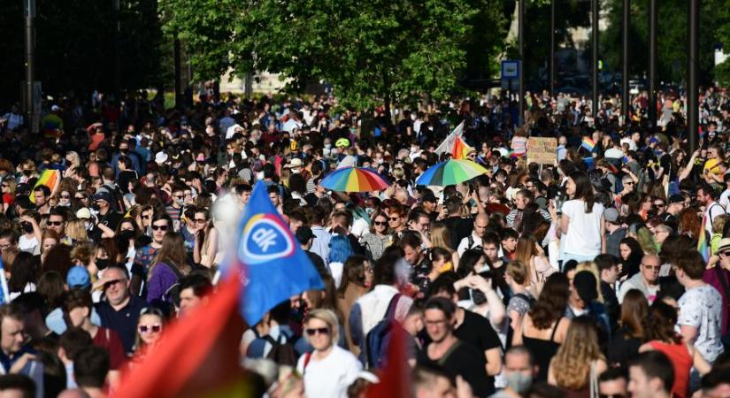 Többezren tüntettek a Kossuth téren a homobóftörvény ellen