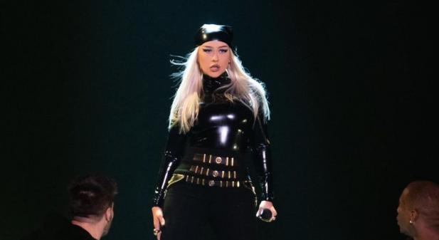 Christina Aguilera bár szinte felismerhetetlen, nagyszerűen néz ki