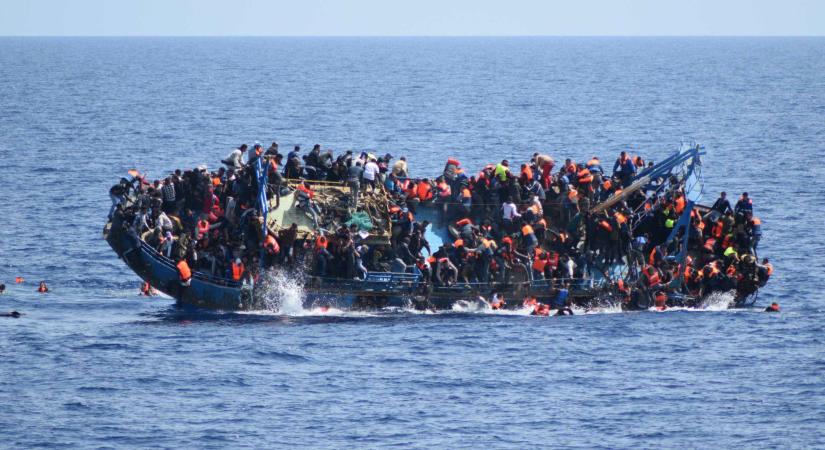 Felborult egy 200 embert szállító hajó, eddig 25 holttestet emeltek ki a vízből