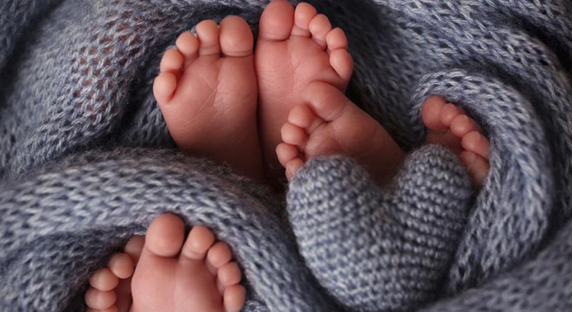 Bizarr emberkísérlet: születésükkor elválasztották a hármasikreket, felnőttként véletlenül találkoztak